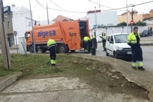 Algesa lleva a cabo trabajos de limpieza y desbroce de la Barriada de La Juliana