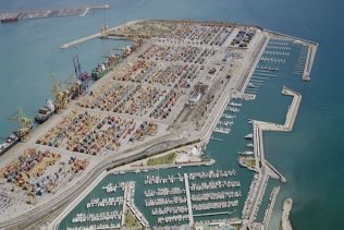 Empresas del puerto de Valencia suspenden de empleo y sueldo a los estibadores por la marcha lenta