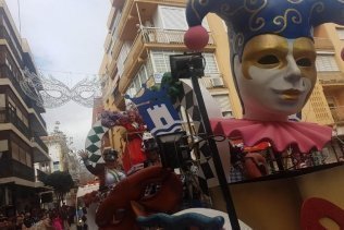 Algeciras disfruta de la cabalgata del Carnaval Especial