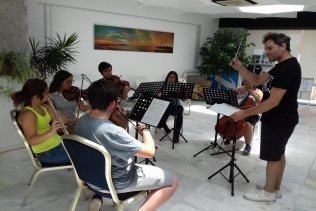 La orquesta sinfónica de Algeciras ensaya en la oficina de turismo