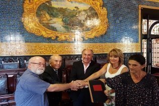 Antonio Benítez dona al Museo Municipal el libro de actas en el que se recogen los primeros pasos de su creación
