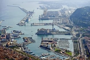 Tensión en el Puerto de Barcelona: los estibadores no darán asistencia a los buques policiales