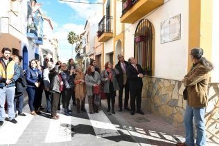 Un azulejo fue instalado en la calle Libertad para recordar la historia de la vía San Isidro
