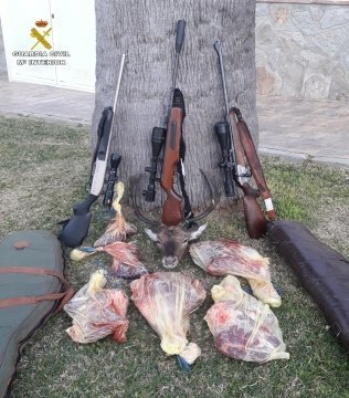 La Guardia Civil interviene un gamo despiezado y tres armas largas de caza