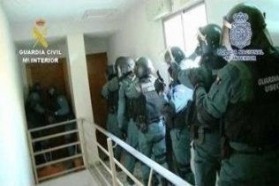 La Guardia Civil desarticula dos bandas de narcotraficantes dedicadas a la introducción de drogas por costas españolas