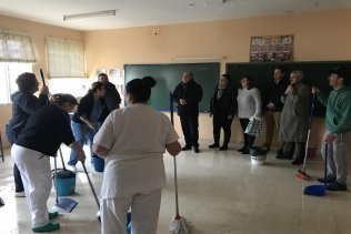 Comienzan los trabajos que se están acometiendo en el colegio Andalucía tras la pérdida de la tela asfáltica