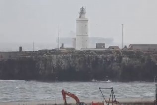 El puerto de Tarifa cierra al tráfico marítimo por el fuerte temporal de levante en el Estrecho