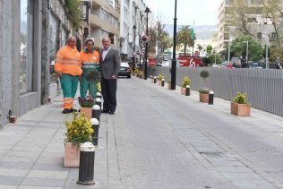 Continúa la instalación de la nueva ornamentación floral de la calle Alférez Villalta Medina