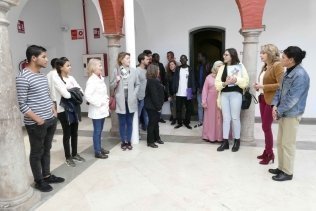 Miembros la Asociación Marroquí para la Integración del Inmigrante conocen el Museo