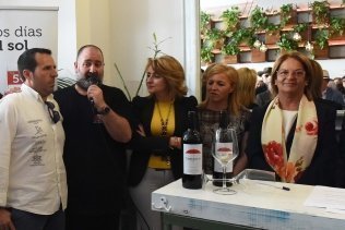 El Ayuntamiento preside la presentación del III Vino Solidario a beneficio de Esclerosis Múltiple