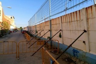 IU insta al Ayuntamiento a reparar el muro del campo de futbol de los Pastores