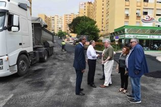 El Ayuntamiento acomete obras de asfaltado en el acceso a la urbanización Torre Almirante