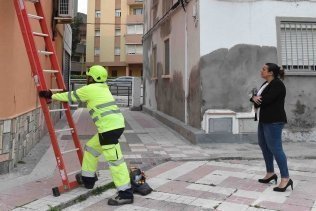 El Ayuntamiento realiza mejoras en la red de alumbrado público de la barriada de la Cuesta del Rayo