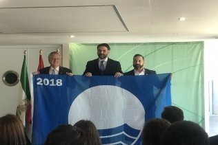 Segundo Ávila recoge la bandera azul para la Playa de Getares