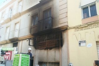 Dos personas afectadas y un edificio desalojado por el incendio de un supermercado en Tarifa