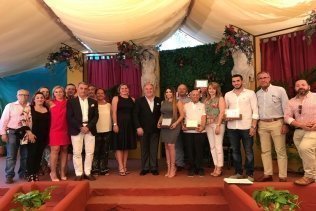 Landaluce felicita a los premiados por Onda Algeciras TV en el veinte aniversario de su caseta