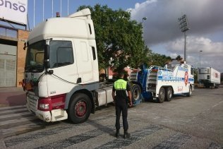 Retiran los camiones y autobuses aparcados en la vía pública urbana con un servicio de grúa especial