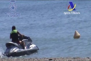 Sin vigilancia policial en la playa de Sotogrande para controlar a las narco motos