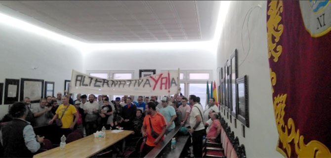 Pescadores se encierran en el Ayuntamiento de Tarifa reclamando más cuotas de atún para la flota