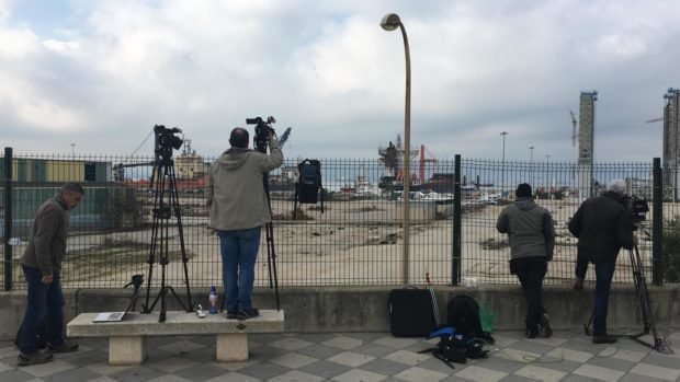 El Colegio de Periodistas de Andalucia denuncia las condiciones en las que van a informar de la llegada del Open Arms