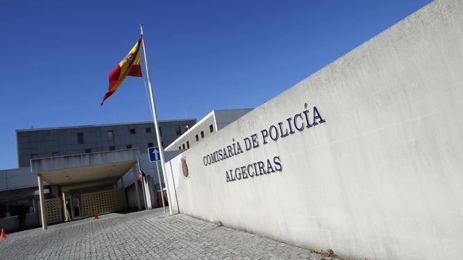 Un policía nacional destinado en Algeciras salva a un hombre apuñalado por su ex pareja