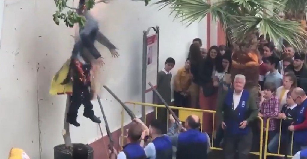 Torturan, tirotean y prenden fuego a una figura de Puigdemont en un pueblo de Sevilla ¡Tenemos el video!