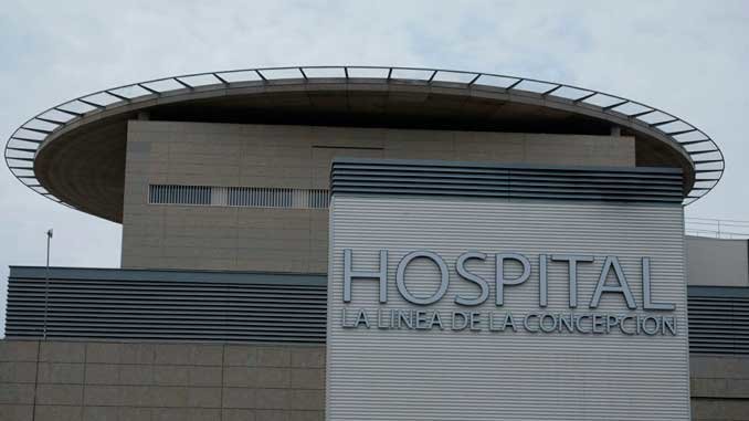 Doce desalojados en el Hospital de La Línea por un incendio en un cuarto de contadores