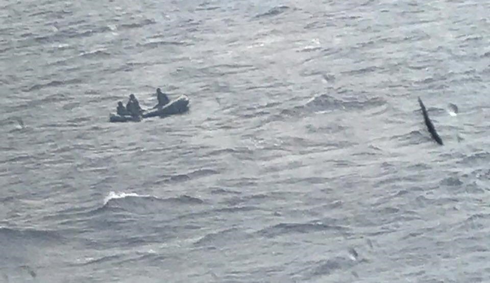Rescatan a tres inmigrantes que navegaban en un bote a remos de juguete en el Estrecho
