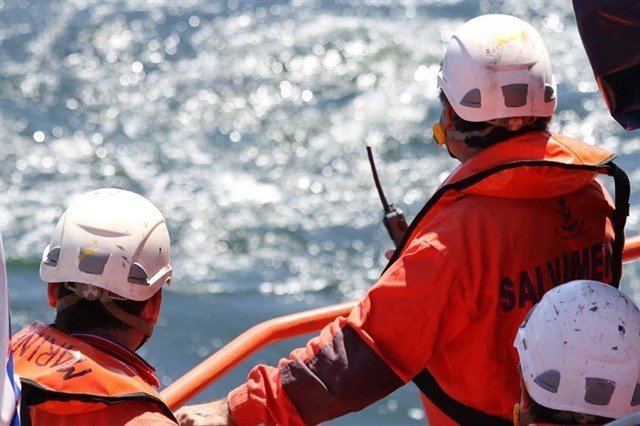 Rescatados dos inmigrantes en una neumática en El Estrecho