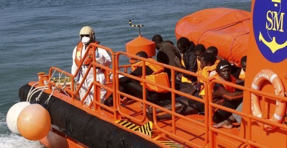 Rescatadas 59 personas que navegaban en una patera en aguas del Estrecho