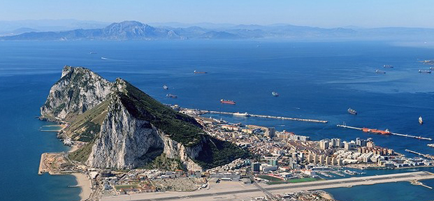 Gibraltar investiga la aparición del cadáver de un hombre en el mar
