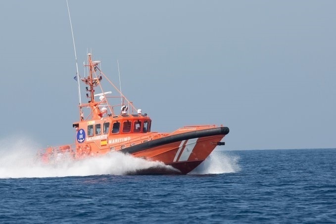Diez hombres rescatados una patera en el Estrecho