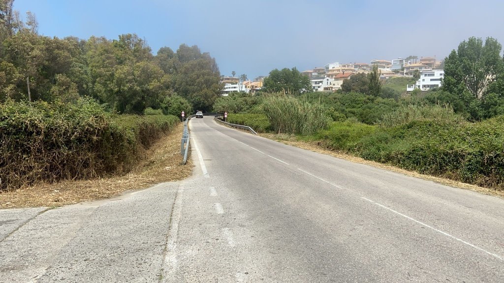 El Ayuntamiento acomete el desbroce de los márgenes de la carretera que va desde Casa Marcos a la Aldea