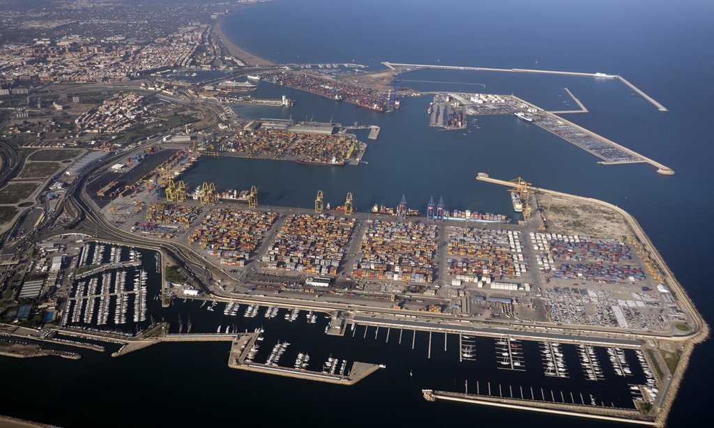 El puerto de Valencia ya concentra el 40% de los contenedores que importa y exporta España