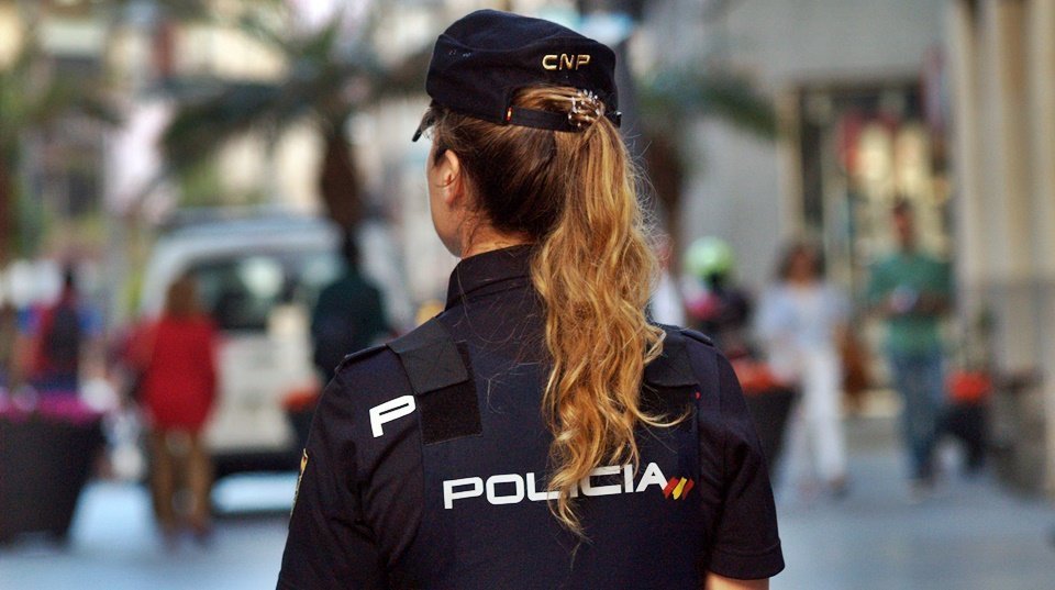 Cuatro mujeres, Policías Nacionales en prácticas y fuera de servicio, salvan la vida a un hombre en Algeciras