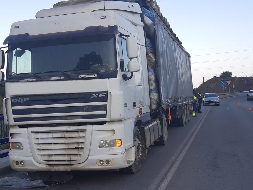 La Policía Local interviene un camión trailer que iba a verter una carga de colchones en el Cortijo Real