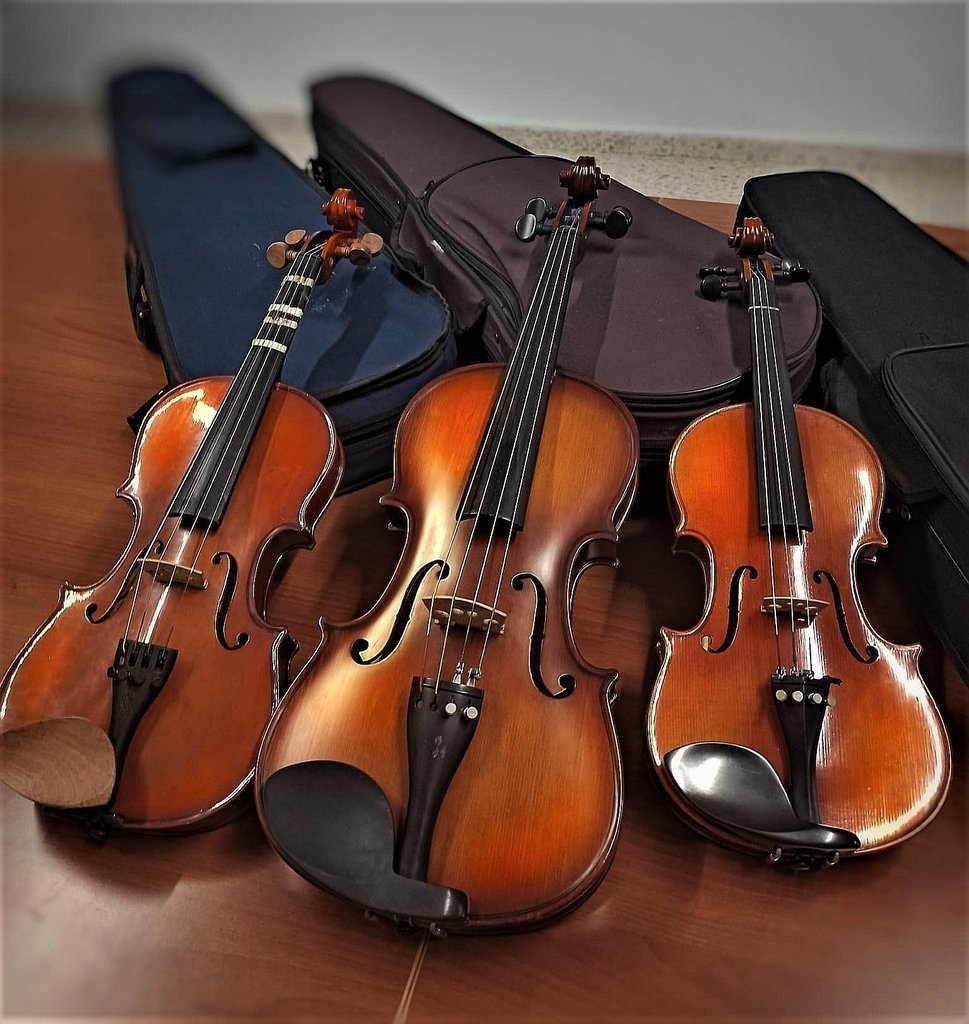 Donan tres violines a la Escuela de Música de Barrio Vivo