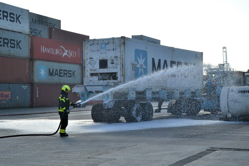 Simulacro de accidente de un impacto de una cabeza tractora con un tanque de combustible en el Puerto de Algeciras