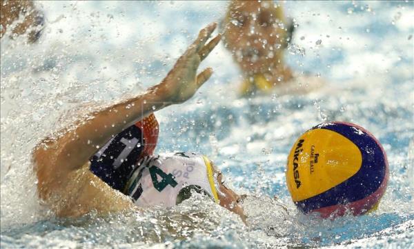 Alegría de la selección femenina española de waterpolo tras ganar la medalla de oro en los Campeonatos del Mundo de Natación. EFE