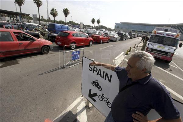 Colas para salir de Gibraltar, después de que España reiterara ayer al Gobierno británico que es su obligación realizar los controles en la frontera con el peñón, un territorio que no pertenece al espacio Schengen y que considera una zona "donde hay frecuentes tráficos ilícitos". EFE/A.Carrasco Ragel