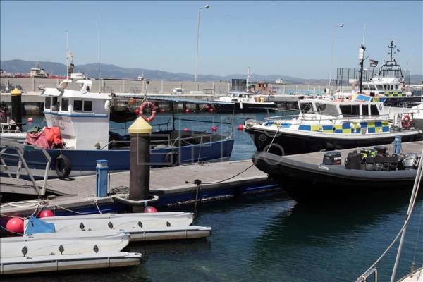 El pesquero linense "San Francisco" interceptado en la zona de Catalan Bay por los agentes de la Royal Gibraltar Police (RGP), en el que viajaban tres pescadores españoles que han sido detenidos por un supuesto delito de contrabando. EFE