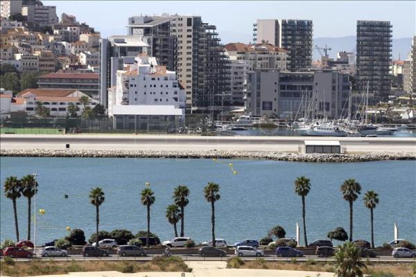 Vista de las colas que han vuelto a producirse esta mañana en los accesos por carretera a Gibraltar (al fondo) desde La Línea de la Concepción (Cádiz). EFE